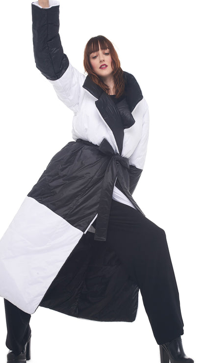 REVERSIBLE SLEEPING BAG COAT Black/White | Norma Kamali Women